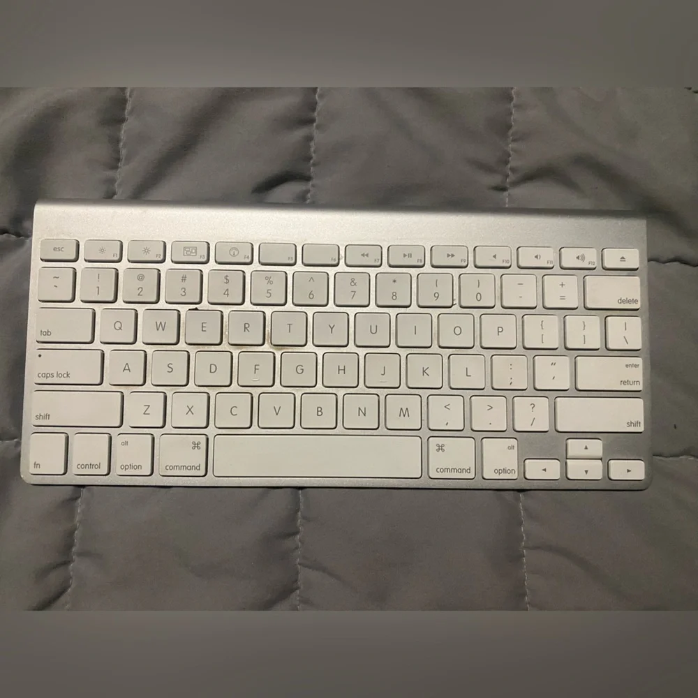 GENUINE Apple Wireless Bluetooth Keyboard A1314 Mac in Silver